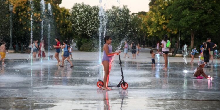 Në Greqi valë ekstreme të nxehtit, alarm portokalli për temperatura deri në 43°C dhe rrezik maksimal zjarresh