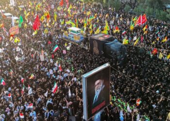 Në Najaf, mijëra i japin lamtumirën procesionit mortor të Ali Khameneit që mbërrin në Irak