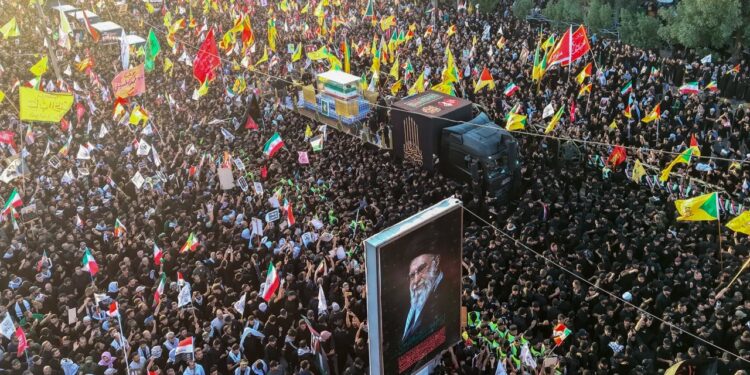 Në Najaf, mijëra i japin lamtumirën procesionit mortor të Ali Khameneit që mbërrin në Irak