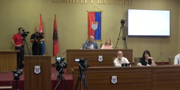 Në Shkodër tragjedia me tre viktima; mbledhja e Këshillit Bashkiak nis me një minutë heshtje
