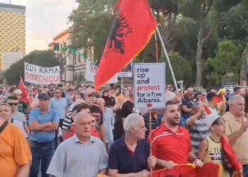 Në ditën e 47-të të tubimit në Tiranë, protestuesit nisin marshimin drejt Kryeministrisë