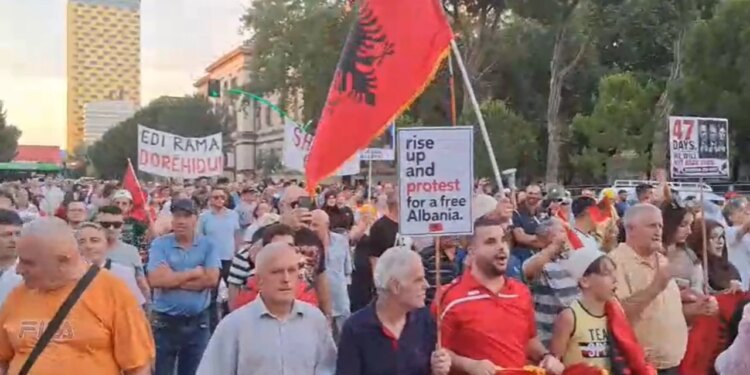 Në ditën e 47-të të tubimit në Tiranë, protestuesit nisin marshimin drejt Kryeministrisë