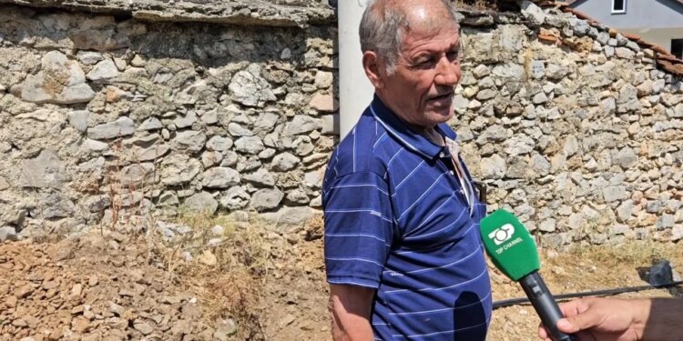 Në ditët e nxehta fshati Morin në Kukës mbetet pa ujë, banorët riparojnë vetë ujësjellësin