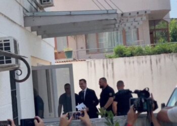 Në gjyq me prokurorin Ols Dado, kryebashkiaku Erion Veliaj mbërrin në ambientet e Gjykatës Administrative
