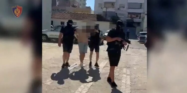 Në kërkim ndërkombëtar për trafikim lëndësh narkotike, 26-vjeçari arrestohet në Kavajë; pritet ekstradimi drejt Italisë