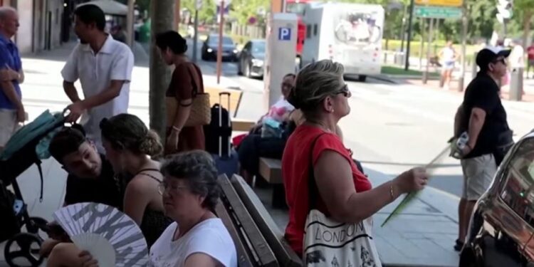 Nga 14 gradë në Vilnius deri në 43 në Bilbao, Evropa ndahet përgjysmë këtë verë