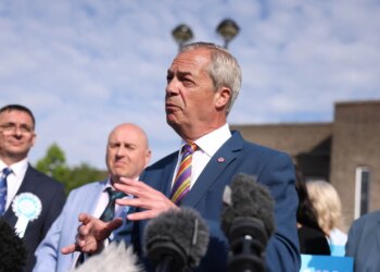 Nigel Farage jep dorëheqjen si deputet dhe shpall kandidaturën në zgjedhjet e pjesshme mes hetimeve parlamentare