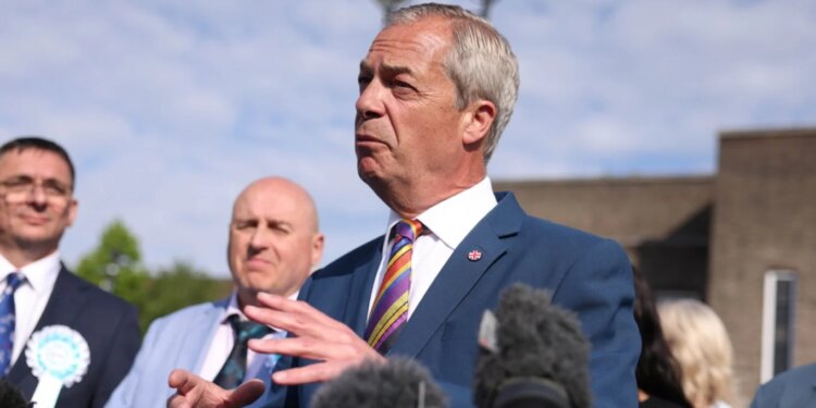 Nigel Farage jep dorëheqjen si deputet dhe shpall kandidaturën në zgjedhjet e pjesshme mes hetimeve parlamentare