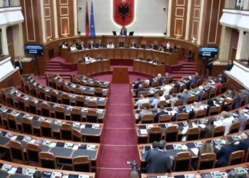 Nis seanca plenare, opozita sërish mungon; Peleshi prezanton rendin e ditës