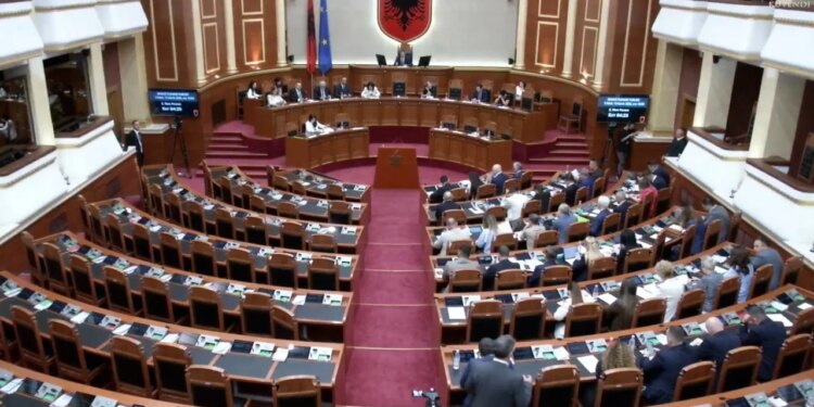 Nis seanca plenare, opozita sërish mungon; Peleshi prezanton rendin e ditës