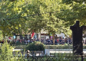 Nuk na përfaqësoni — protestuesit mbërrijnë te Kuvendi, policia blindon zonën