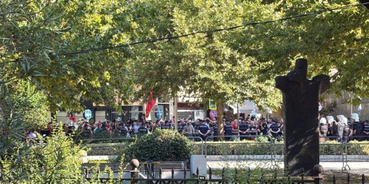 Nuk na përfaqësoni — protestuesit mbërrijnë te Kuvendi, policia blindon zonën