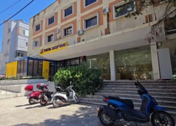 Nuk u arkëtuan 69 milionë lekë pensione; në pranga drejtoresha, shefja e financës dhe arkëtarja e Postës Durrës