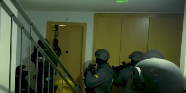 Operacion i madh në Spanjë shkatërron rrjetin e trafikut të armëve, zbulohen mbi 40 armë zjarri