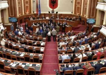 Opozita në këmbë pengon votimin duke bërë zhurmë, mazhoranca vijon kalimin e projektligjeve të ditës së vetme