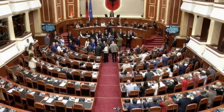 Opozita në këmbë pengon votimin duke bërë zhurmë, mazhoranca vijon kalimin e projektligjeve të ditës së vetme
