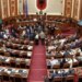 Opozita në këmbë pengon votimin duke bërë zhurmë, mazhoranca vijon kalimin e projektligjeve të ditës së vetme