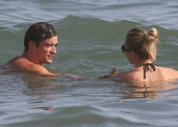 Orlando Bloom dhe partnerja e re shijojnë pushimet romantike në Itali, kapen në momente të ëmbla në det