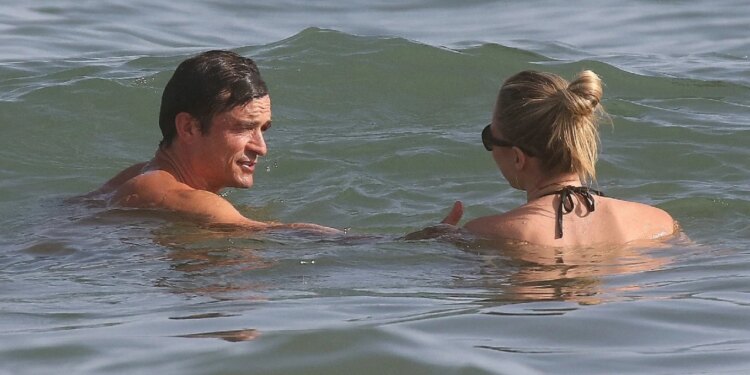 Orlando Bloom dhe partnerja e re shijojnë pushimet romantike në Itali, kapen në momente të ëmbla në det
