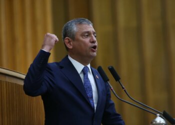 Özgür Özel largohet nga CHP dhe themelon Partinë e Re; 91 deputetë i bashkohen
