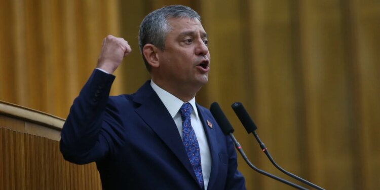 Özgür Özel largohet nga CHP dhe themelon Partinë e Re; 91 deputetë i bashkohen
