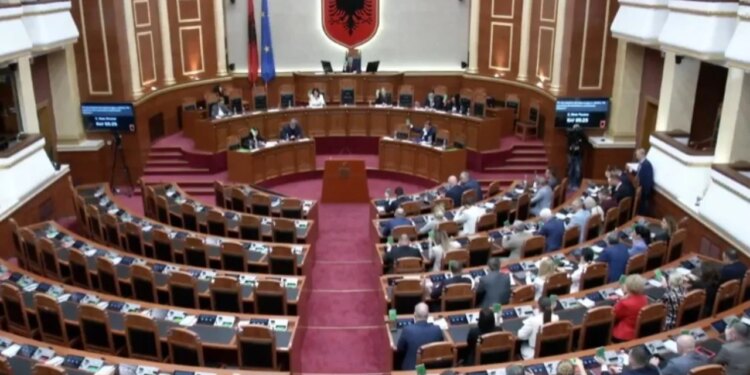 PD bojkoton seancën, PS merr 72 vota për ndryshimet në ligjin e SHISH