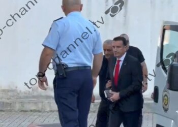 Padia e Erion Veliajt ndaj Ols Dados, kryebashkiaku mbërrin në Gjykatën Administrative