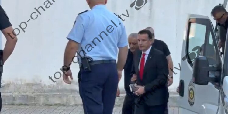 Padia e Erion Veliajt ndaj Ols Dados, kryebashkiaku mbërrin në Gjykatën Administrative