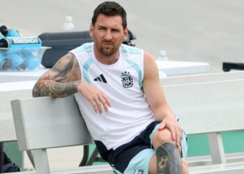 Pamja që po bën xhiron e botës: Messi i vetëm derisa u shfaq De Paul