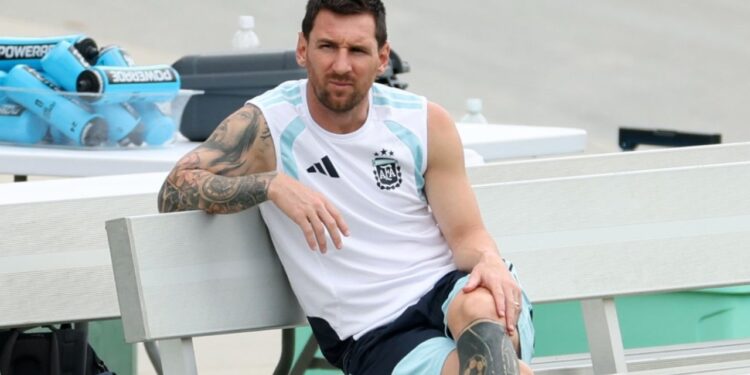 Pamja që po bën xhiron e botës: Messi i vetëm derisa u shfaq De Paul