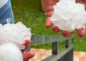 Pamje apokaliptike në Itali, breshëri sa top tenisi; stuhia e fuqishme paralizon qarkullimin e makinave, dëme të shumta