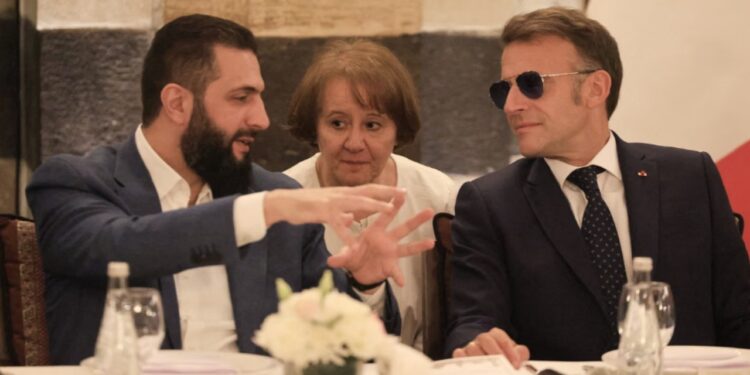 Panik për Emmanuel Macron, teksa shpërthime të vazhdueshme dëgjohen në Damask gjatë vizitës së presidentit francez