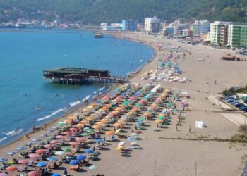 Parandalohet ngjarje tragjike e mundshme: në plazhin e Shëngjinit shpëtohen nënë e bir që rrezikuan të mbyteshin