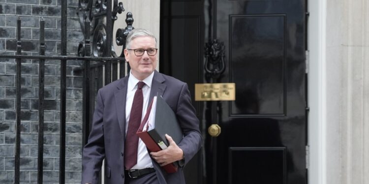Pas dy vitesh pushtet, Starmer largohet nga Downing Street; Andy Burnham përgatitet të marrë drejtimin e qeverisë