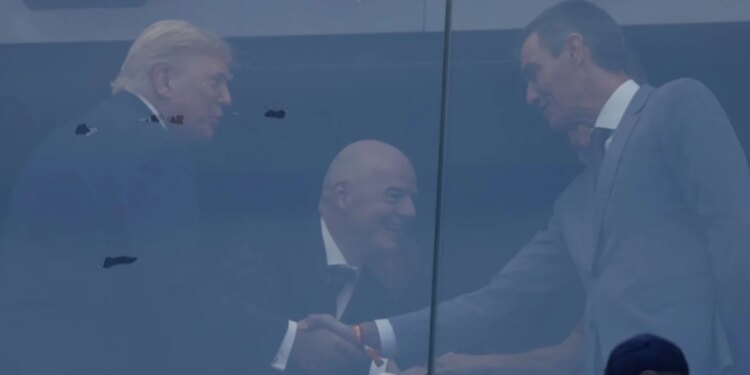 Pas muajsh tensionesh, Trump e Sanchez shtrëngojnë duart gjatë finales së Kupës së Botës 2026