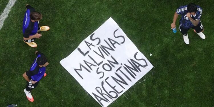 Pas pankartës për Ishujt Falkland, Shtëpia e Bardhë mbron Argjentinën ndërsa FIFA është nën presion për hetim