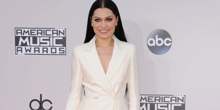 Pas pesë vitesh, Jessie J konfirmon ndarjen nga partneri: Do të vazhdojmë të rrisim djalin tonë së bashku