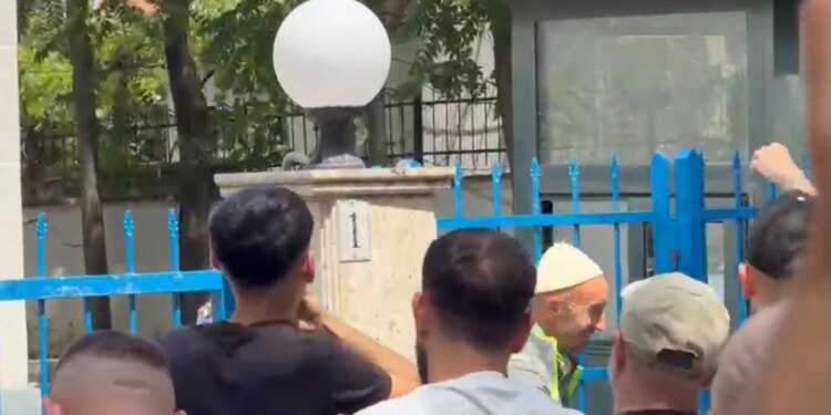 Pas shoqërimit nga policia gjatë protestës, lirohen organizatori Arben Kola dhe një protestuese