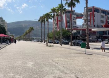 Pas stuhisë, plazhi i Vlorës rikthehet dhe pushuesit kthehen në Lungomare dhe bregdet