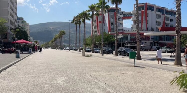 Pas stuhisë, plazhi i Vlorës rikthehet dhe pushuesit kthehen në Lungomare dhe bregdet