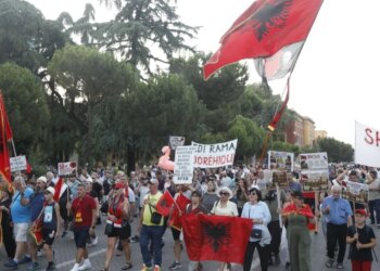 Pas tubimit të paradites, protesta e 58-të vazhdon normalisht përpara Kryeministrisë