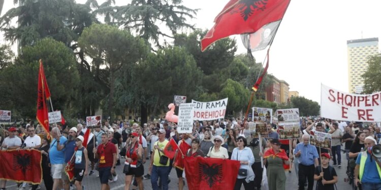 Pas tubimit të paradites, protesta e 58-të vazhdon normalisht përpara Kryeministrisë