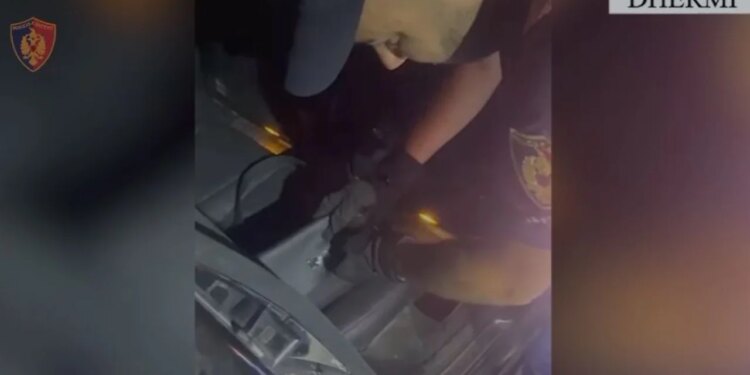 Pasagjer në taksi i armatosur, arrestohet 31-vjeçari në jug; në pranga edhe një i ri, po transportonte…
