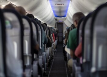 Pasagjerët rrezikohen në ulje emergjente; qindra Boeing 737 MAX ndalohen për shkak të vendosjes së gabuar të sediljeve