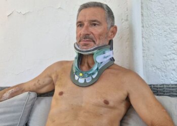 Pasagjeri i thithur pjesërisht nga dritarja e avionit të Ryanair rrëfen tmerrin; bashkëshortja: Jetën ia shpëtoi një shqiptar
