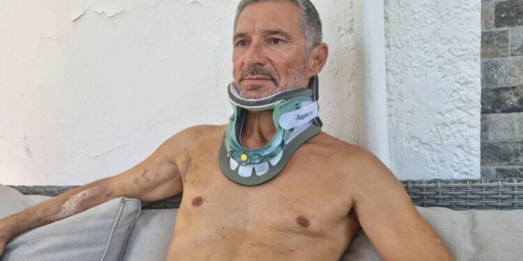 Pasagjeri i thithur pjesërisht nga dritarja e avionit të Ryanair rrëfen tmerrin; bashkëshortja: Jetën ia shpëtoi një shqiptar