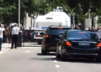 Peleshi tenton të dalë nga institucioni; protestues presin dhe godasin makinën me ujë e vezë, kryetari kthehet pas