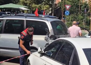 Përleshje fizike mes të rinjve në Durrës, njëri përfundon në spital