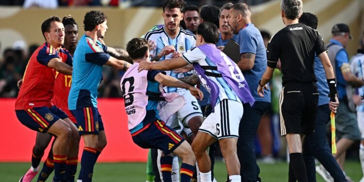 Përleshjet në fund të finales Spanjë-Argjentinë, FIFA gati të nisë hetim; priten dënime shembullore