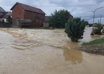 Përmbytje në Rahovec, moti i keq shkakton dëme në Kosovë dhe bllokon rrugën Ferizaj–Shkup
